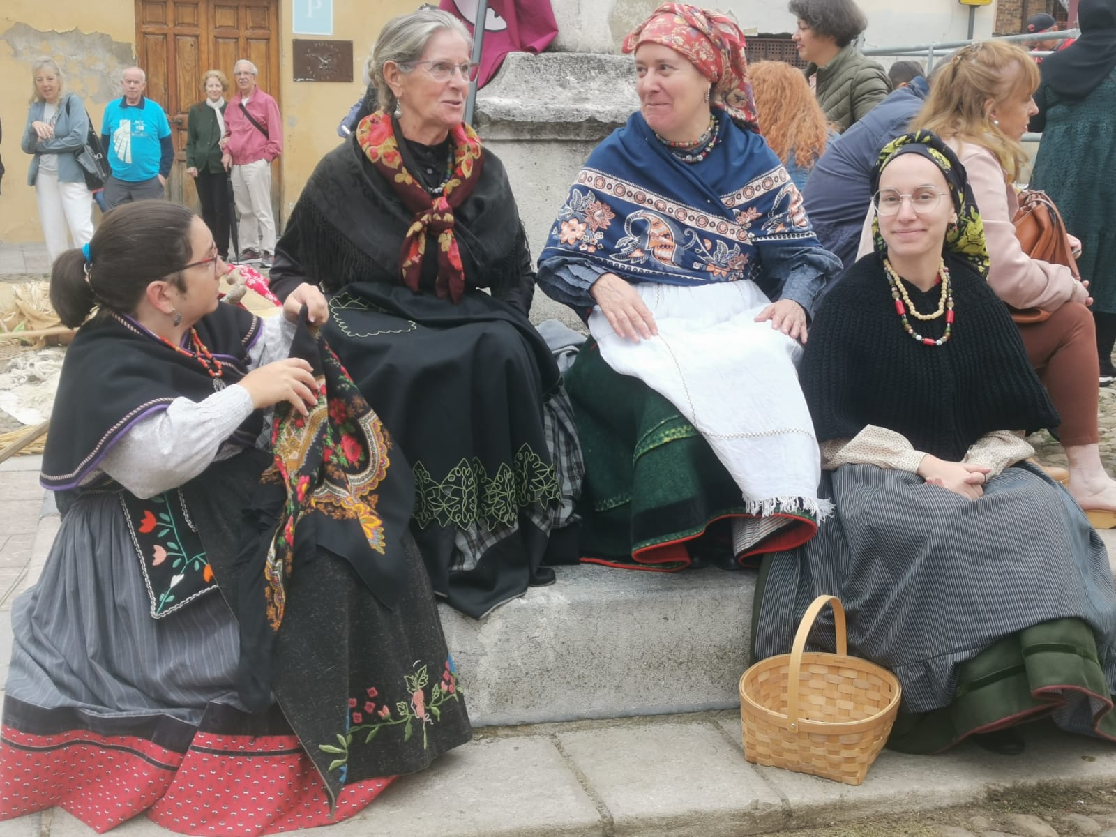 León ha vuelto a revivir La Melonera, después de dos años de pandemia, la Plaza del Grano se ha vuelto a vestir con paño y pañuelos de mil colores para hacer un homenaje a la tradición y recuperar la tradición de la ceiba