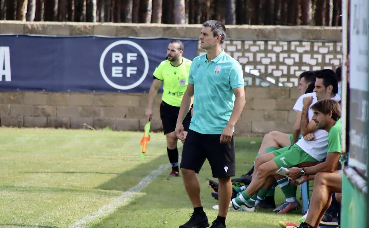 El entrenador del CD La Virgen durante el primer choque liguero.