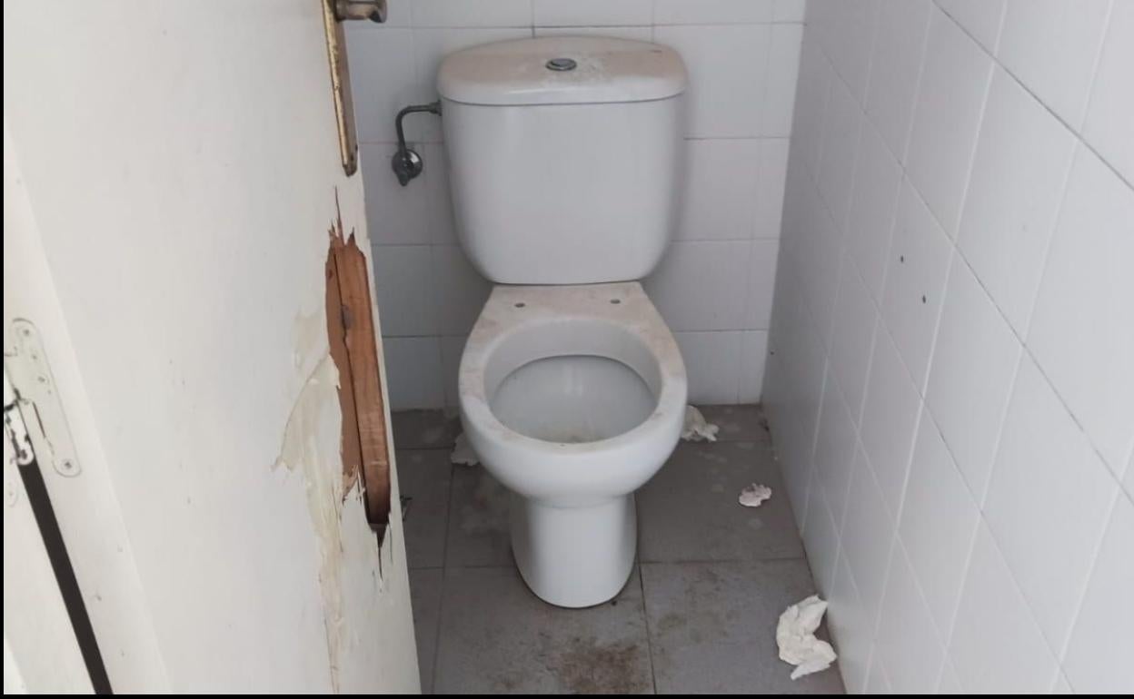 Imagen del interior de los baños del Colegio Público Trepalio, en la localidad de Trobajo del Camino. 