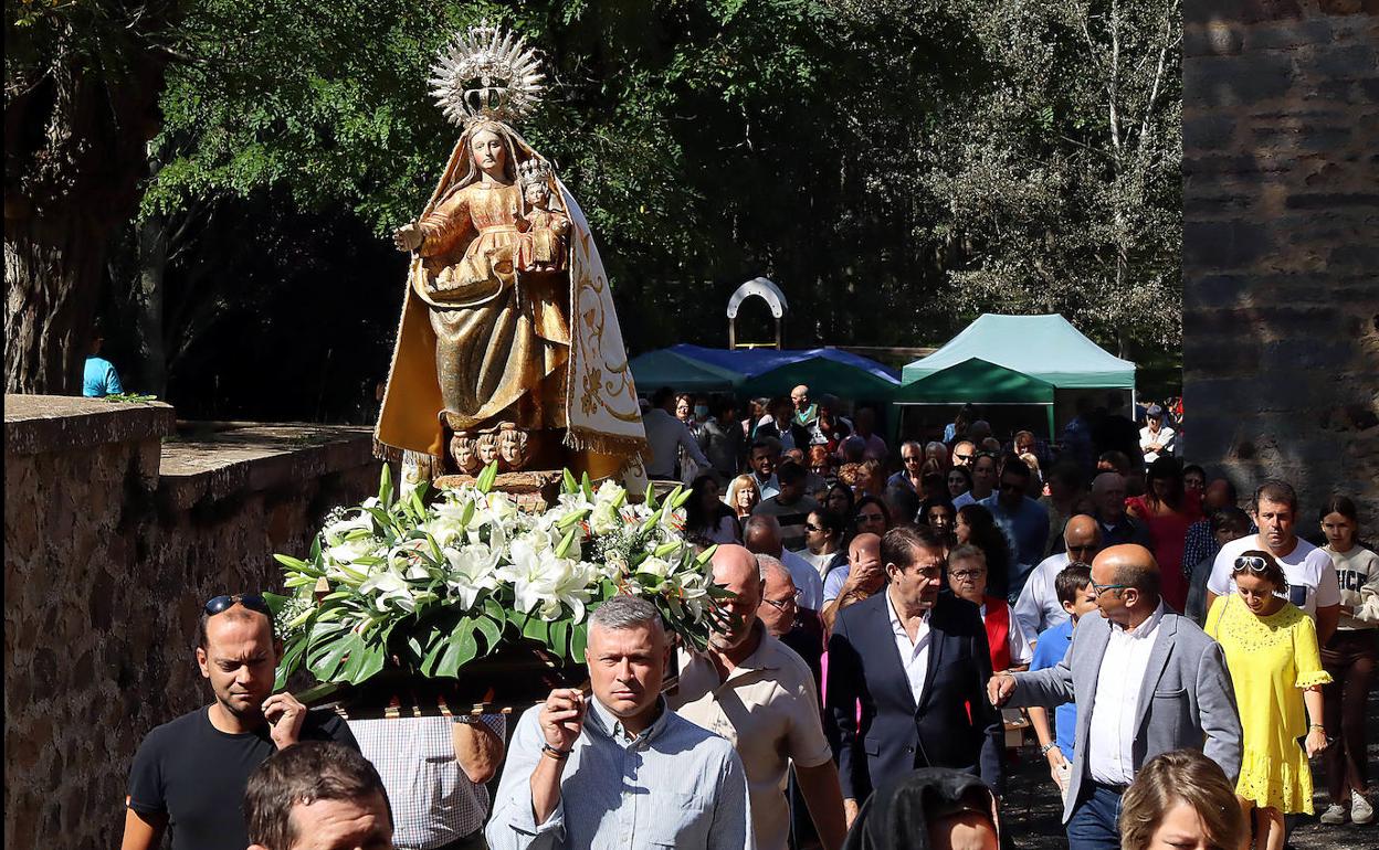 El consejero de Medio Ambiente, Vivienda y Ordenación del Territorio, Juan Carlos Suárez-Quiñones, visita la ermita de Nuestra Señora de Manzaneda, restaurada por la Junta.