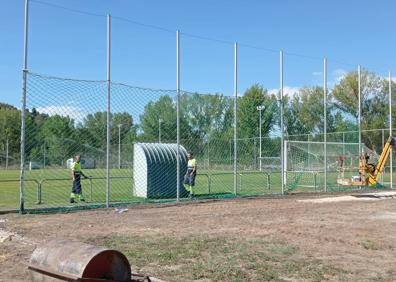 Imagen secundaria 1 - Ponferrada acomete obras de desbroce limpieza y vallado del campo de fútbol de Flores del Sil