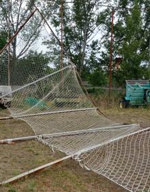 Imagen secundaria 2 - Ponferrada acomete obras de desbroce limpieza y vallado del campo de fútbol de Flores del Sil
