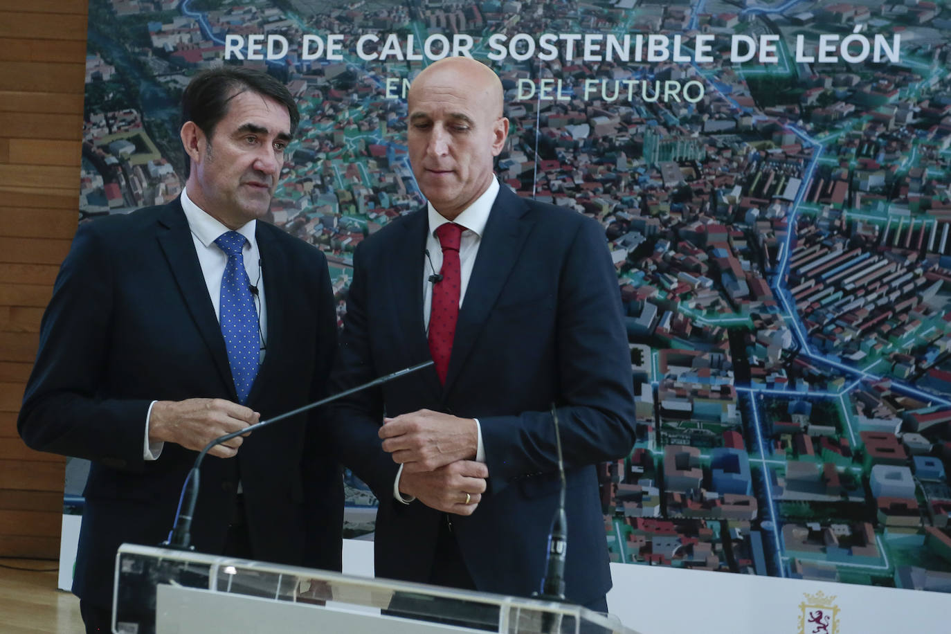 El consejero de Medio Ambiente, Vivienda y Ordenación del Territorio, Juan Carlos Suárez-Quiñones, y el alcalde de la capital leonesa, José Antonio Diez, presentan la Red de Calor de León.