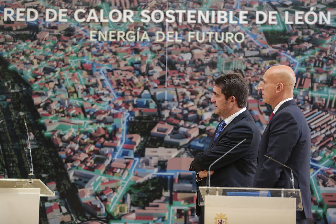 El consejero de Medio Ambiente, Vivienda y Ordenación del Territorio, Juan Carlos Suárez-Quiñones, y el alcalde de la capital leonesa, José Antonio Diez, presentan la Red de Calor de León.