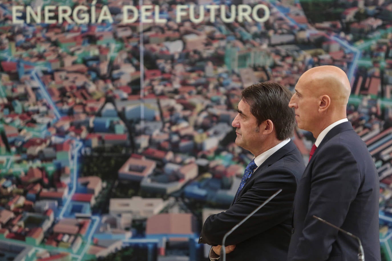 El consejero de Medio Ambiente, Vivienda y Ordenación del Territorio, Juan Carlos Suárez-Quiñones, y el alcalde de la capital leonesa, José Antonio Diez, presentan la Red de Calor de León.