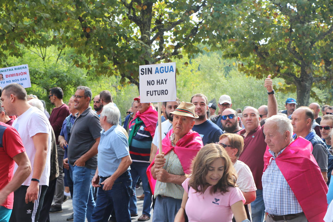 Miles de manifestantes solicitan el fin del desembalse de agua desde León a Portugal.