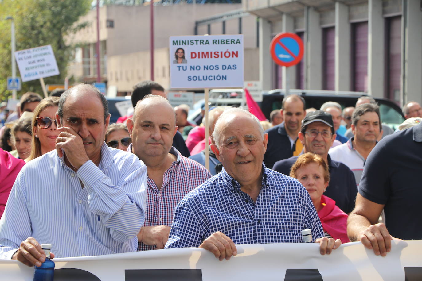 Miles de manifestantes solicitan el fin del desembalse de agua desde León a Portugal.