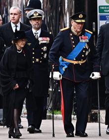 Imagen secundaria 2 - Rania de Jordania y el rey Abdalá, en la Abadía de Westminster; Alberto de Mónaco y su mujer Charlene; Harald de Noruega y su muje Sonia, tras ellos Federico de Dinamarca. 