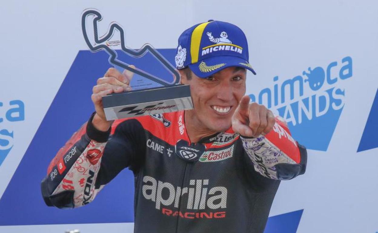 Aleix Esparagaró celebra su tercer puesto en el GP de Aragón. 