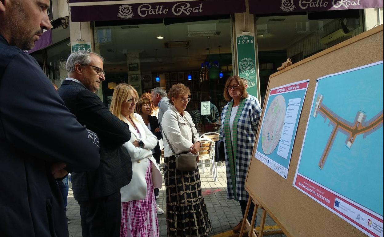 El alcalde de Ponferrada y varios de sus concejales, en la presentación de las obras de peatonalización de la calle Real.