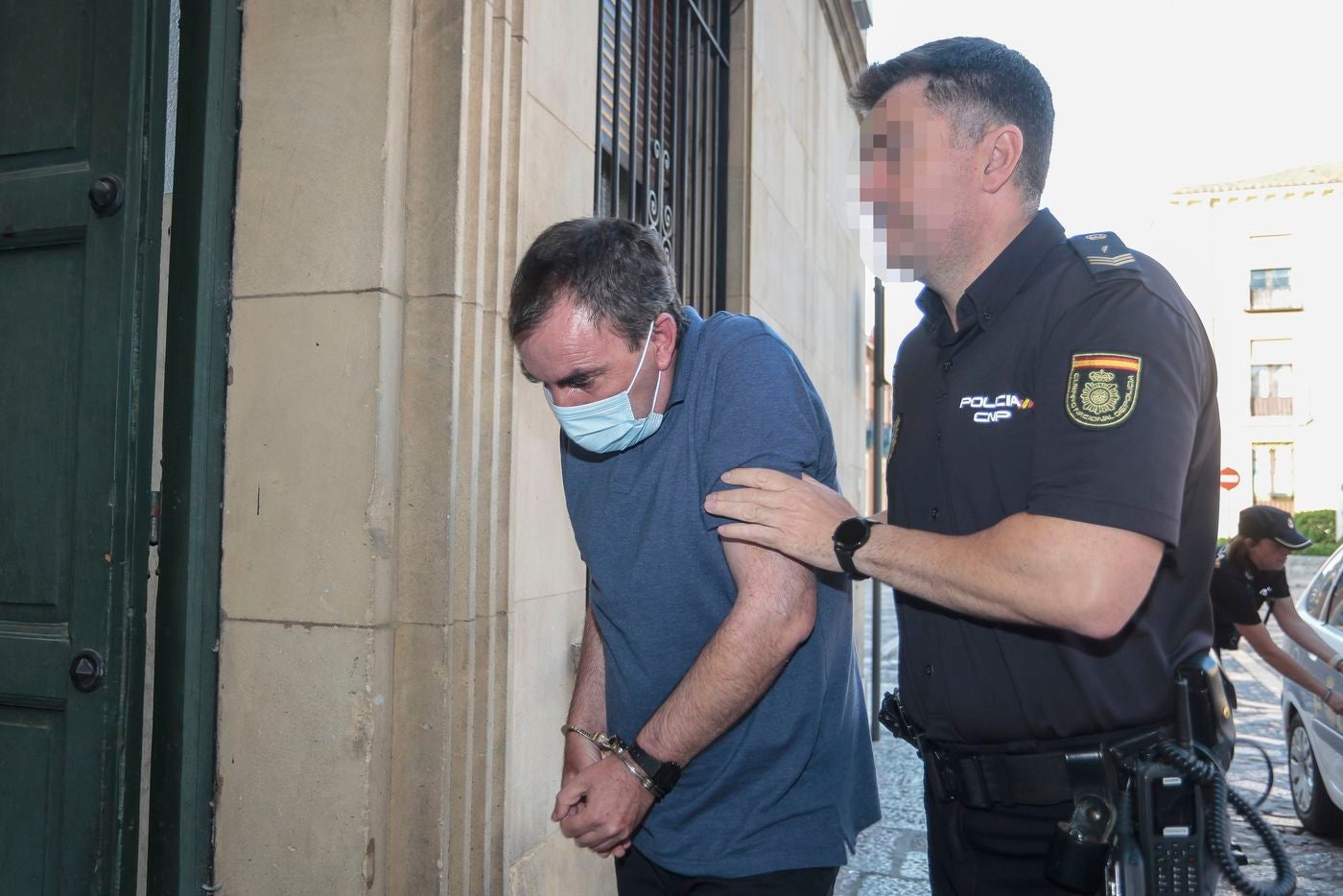 El hombre acusado de arrojar a una mujer por la ventana: «No sé lo que pasó, se me cayó». Fue en la madrugada del 10 de marzo de 2021 cuando la policía detenía a un hombre de 55 años en Ponferrada acusado de arrojar a su compañera de piso por un balcón, que falleció prácticamente en el acto. 