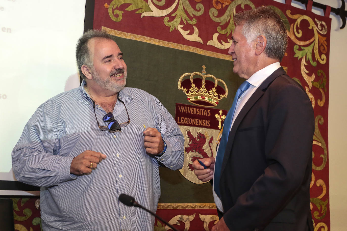 El presidente de Acaip, José Ramón López (a la izquierda), participa en la séptima edición del Congreso Nacional Penitenciario Legionense celebrado en León