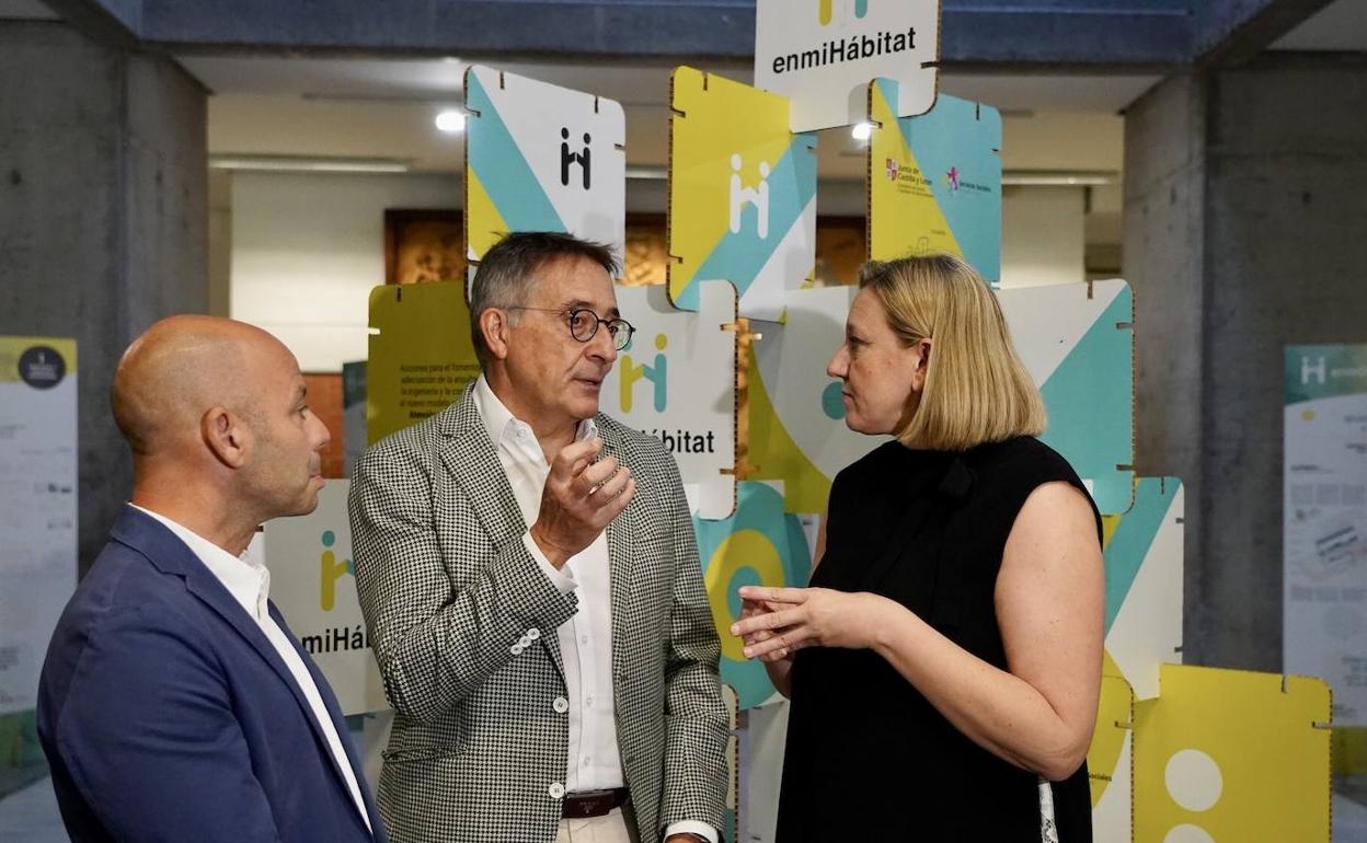 La consejera de Familia e Igualdad de Oportunidades, Isabel Blanco, inaugura la exposición ''EnmiHábitat'', que muestra los proyectos galardonados para impulsar los nuevos modelos arquitectónicos de Atención Integral y Centrada en la Persona.