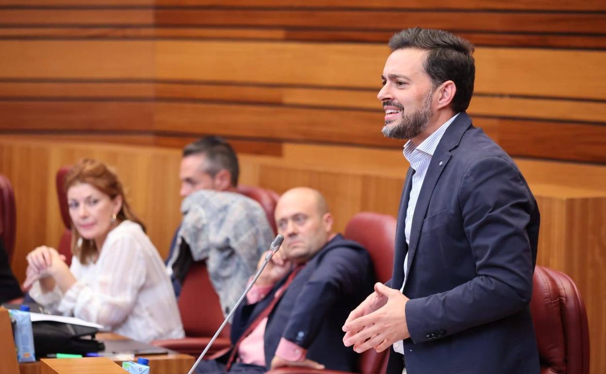 El procurador leonés, Diego Moreno, ha preguntado en el Pleno de las Cortes de Castilla y León sobre la creación del grado de Medicina en la ULE. 