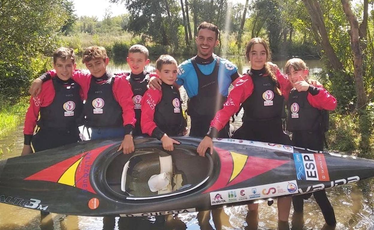 El entrenador Darío Cuesta junto a varios de los jóvenes piragüistas leoneses.