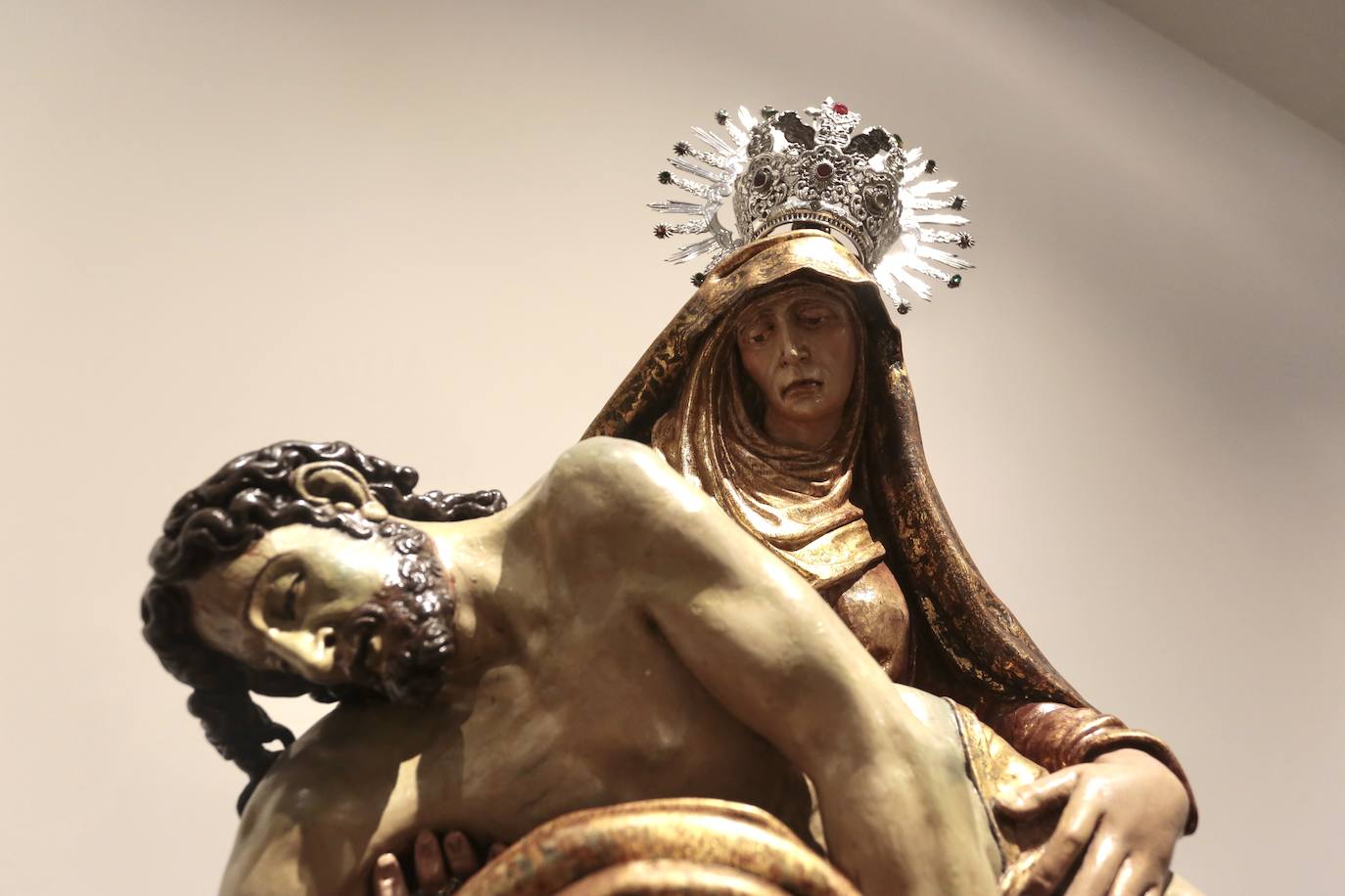 El Museo Diocesano y de Semana Santa de León acoge desde este martes y hasta el 16 de octubre la exposición 'Sicut dolor meus. Arte y devoción en torno a la Virgen del Mercado' que reúne las piezas suntuarias más importantes de su ajuar. 