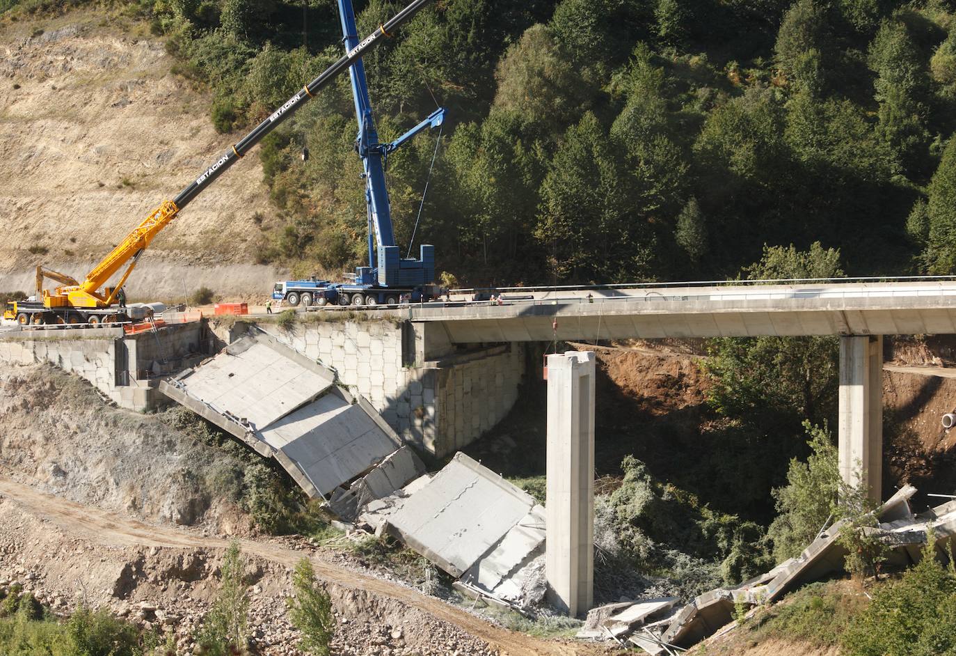 El Mitma inicia el desmontaje de las pilas 1 y 2 del viaducto del Castro de la A-6 en Vega de Valcarce.