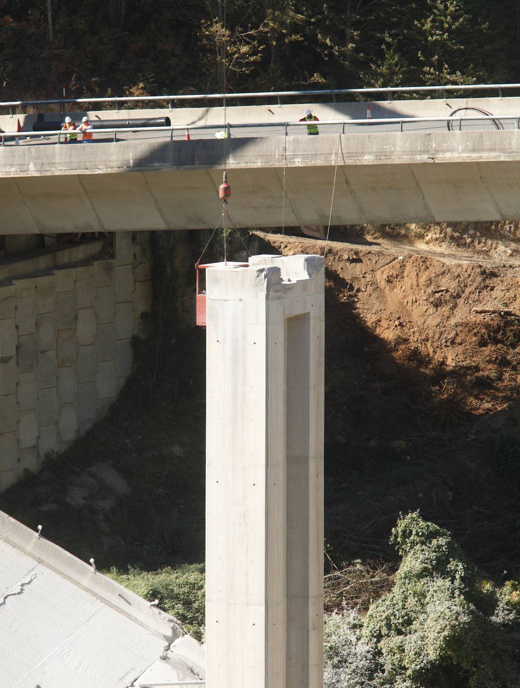 El Mitma inicia el desmontaje de las pilas 1 y 2 del viaducto del Castro de la A-6 en Vega de Valcarce.