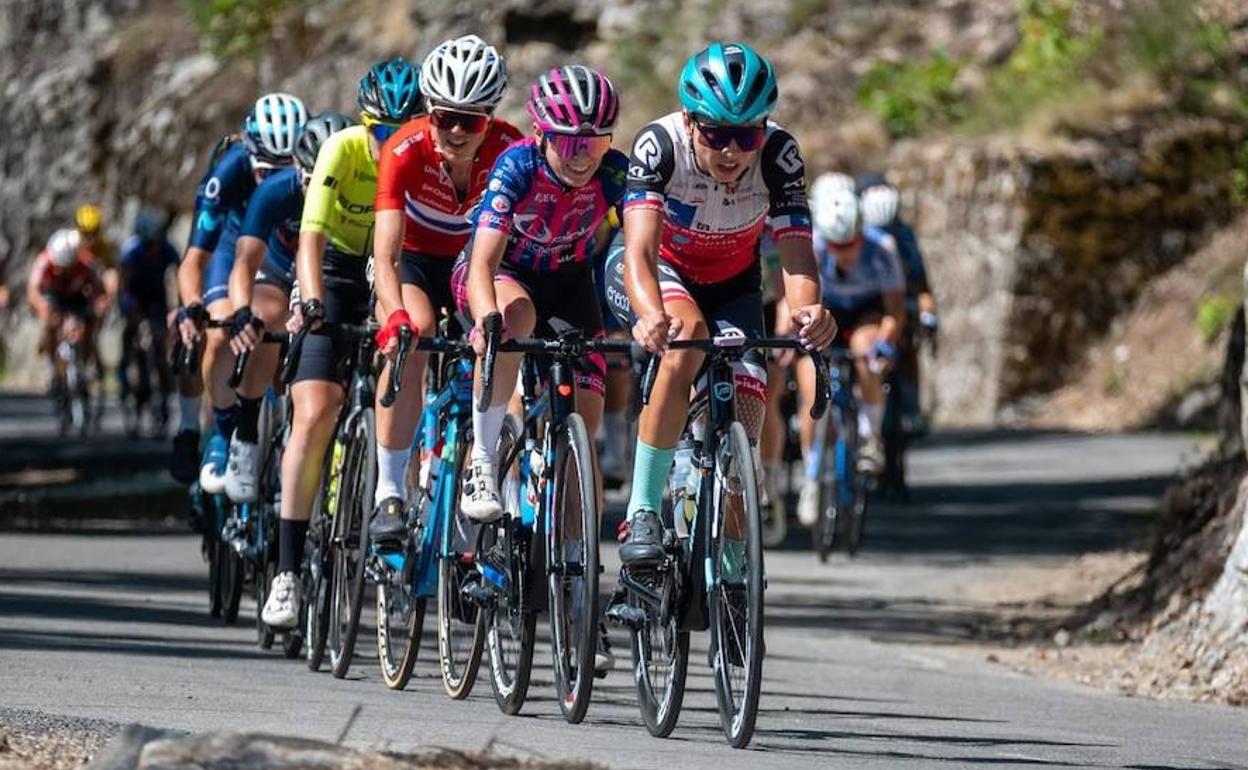 Aranza Villalons, en una de las escapadas del Tour de Ardeche.