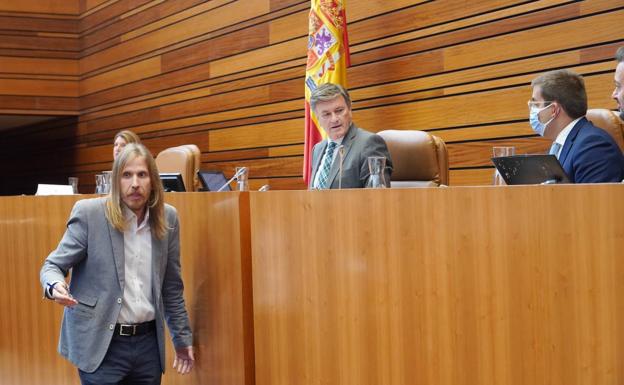 Momento en el Pablo Fernández abandona la tribuna de oradores y Francisco Vázquez decide suspender el pleno 15 minutos.