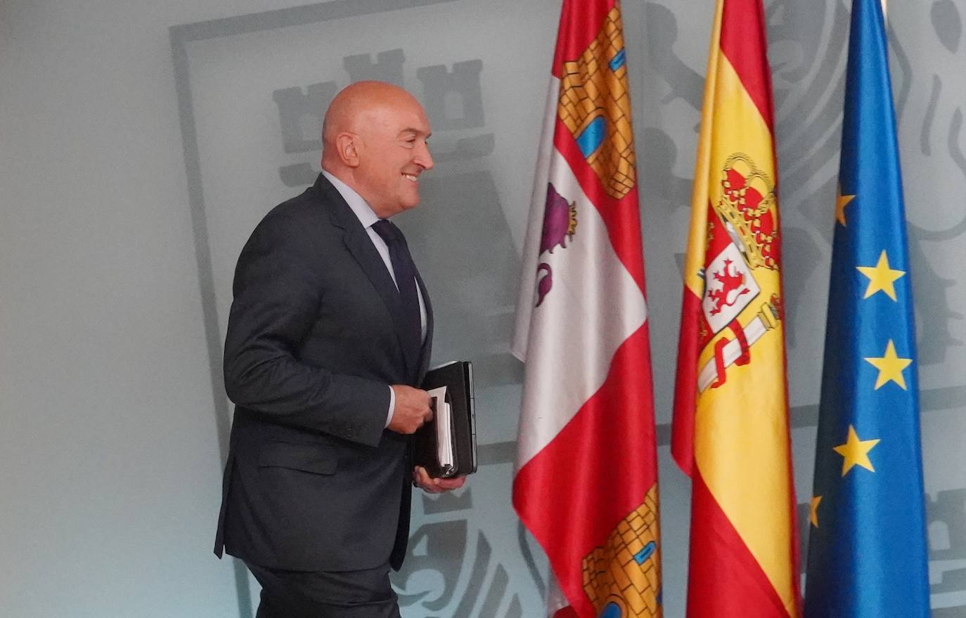 El consejero de Economía y Hacienda y portavoz, Carlos Fernández Carriedo, comparece en rueda de prensa posterior al Consejo de Gobierno junto al consejero de Presidencia Jesús Julio Carnero