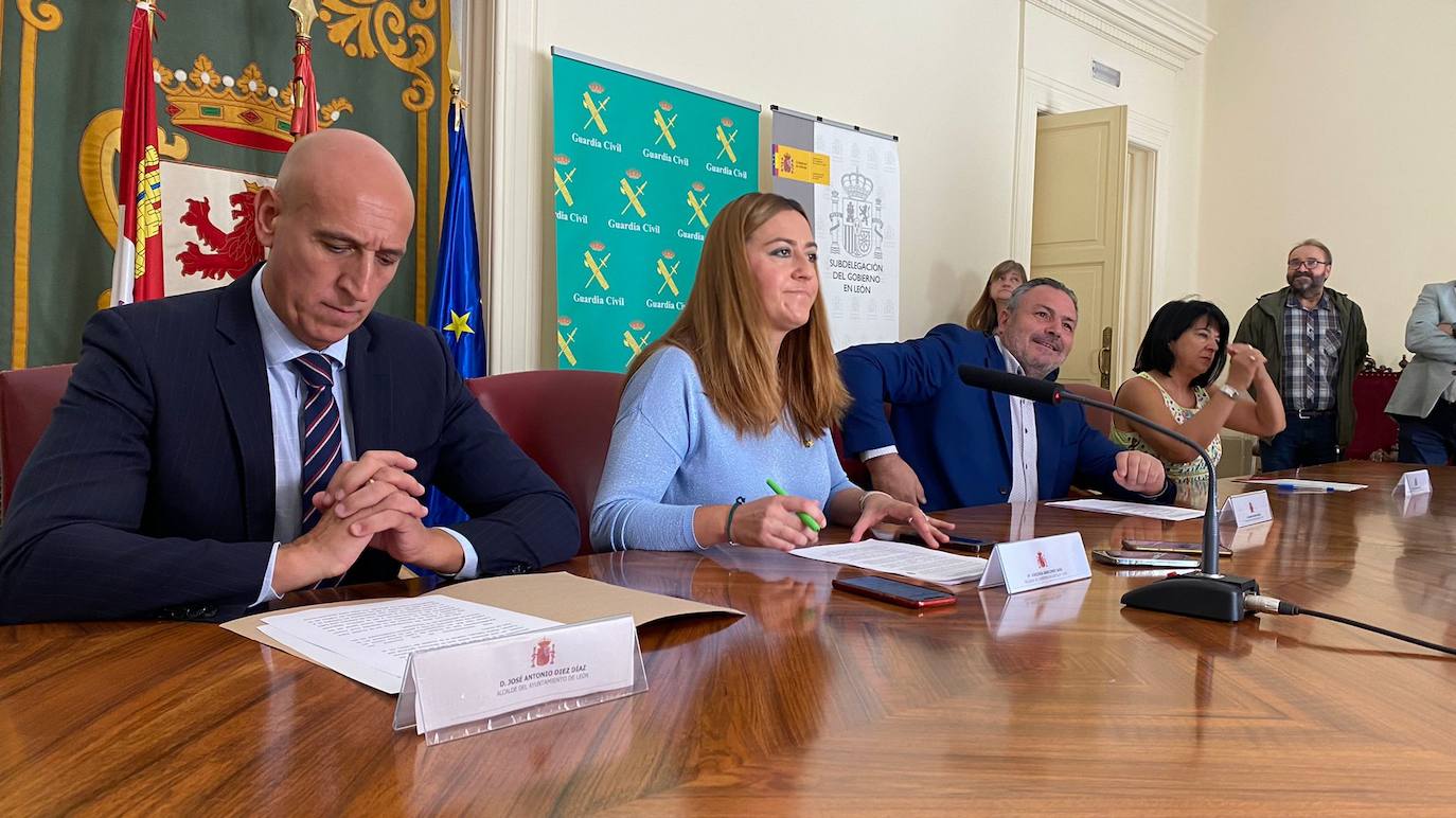 La delegada del Gobierno en Castilla y León, Virginia Barcones, presenta el programa de actividades para la semana institucional de la Guardia Civil 2022. También asisten el alcalde de León, José Antonio Diez; el presidente de la Diputación de León, Eduardo Morán; el subdelegado del Gobierno, Faustino Sánchez; la delegada territorial de la Junta de Castilla y León, Ester Muñoz, y el coronel jefe interino de la Comandancia de la Guardia Civil en León, Julio Gutiérrez. 