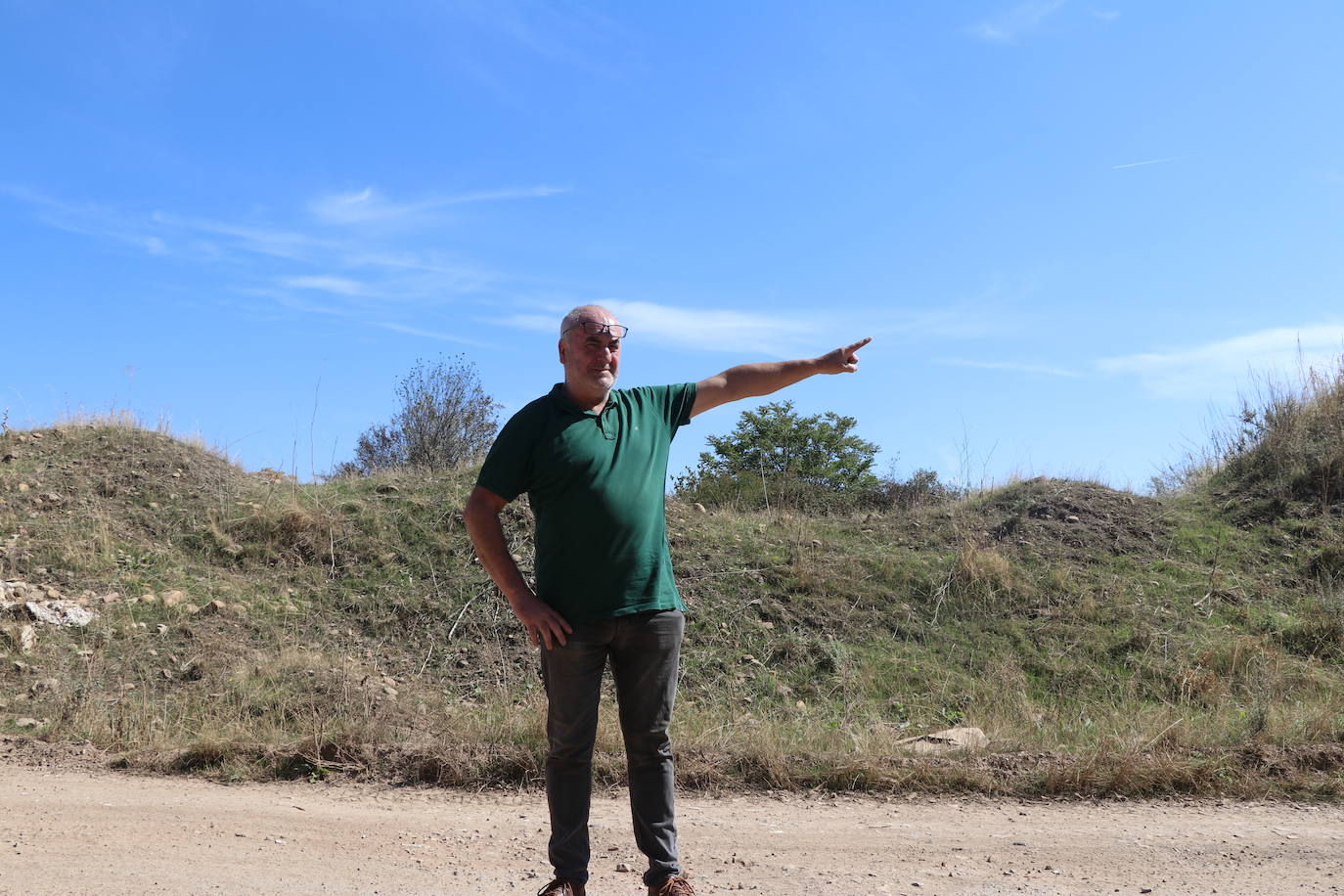 Isidro Fernández en la zona de 'El soto', donde se ubicará la macroplanta de energías renovables en Puente Castro.