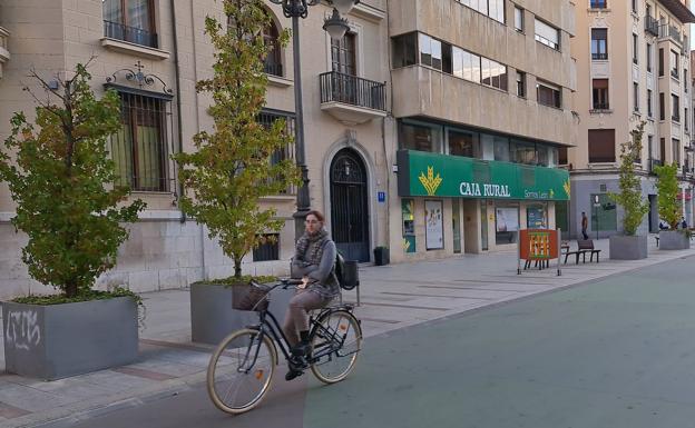 Galería. Una ciclista avanza por Ordoño II en el Día sin Coche en León capital. 