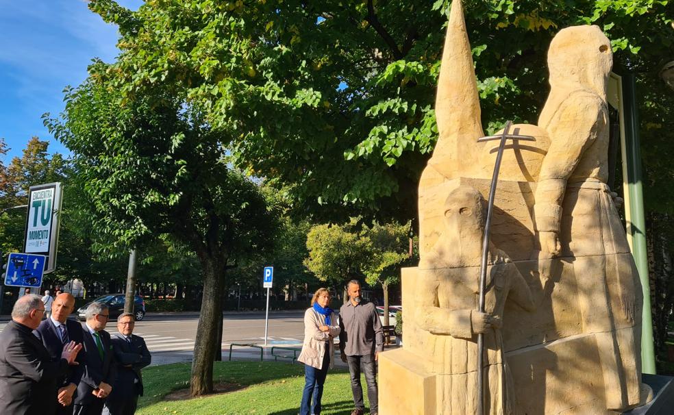 Inauguración del monumento al paón en la capital leonesa.