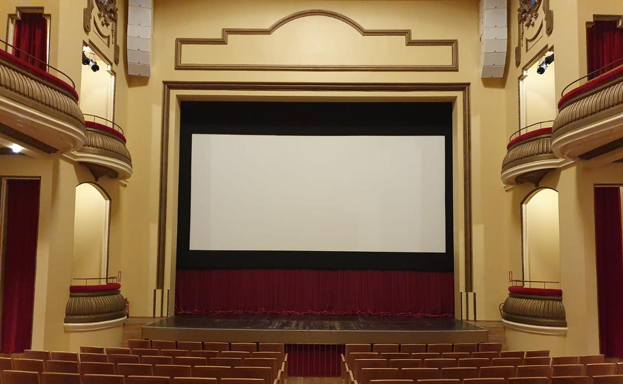 Imagen de la platea y escenario del Teatro Municipal de La Bañeza.