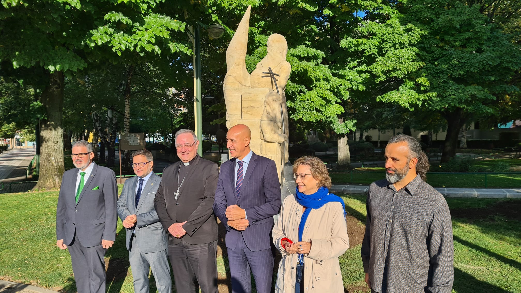 Fotos: Inauguración del monumento al papón en León