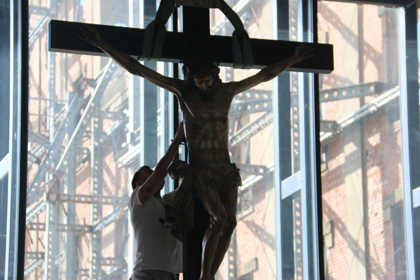 Fotos: Las cofradías preparan sus pasos para la procesión magna