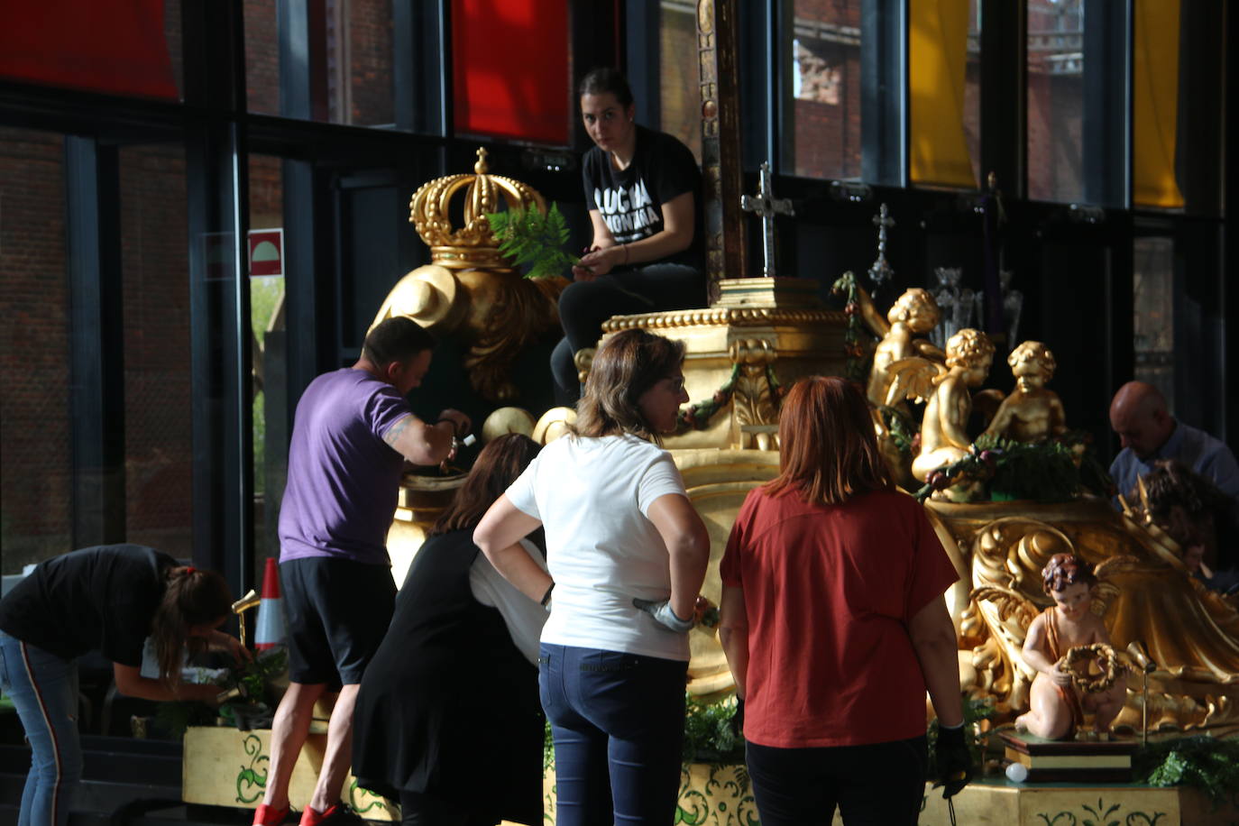 Fotos: Las cofradías preparan sus pasos para la procesión magna