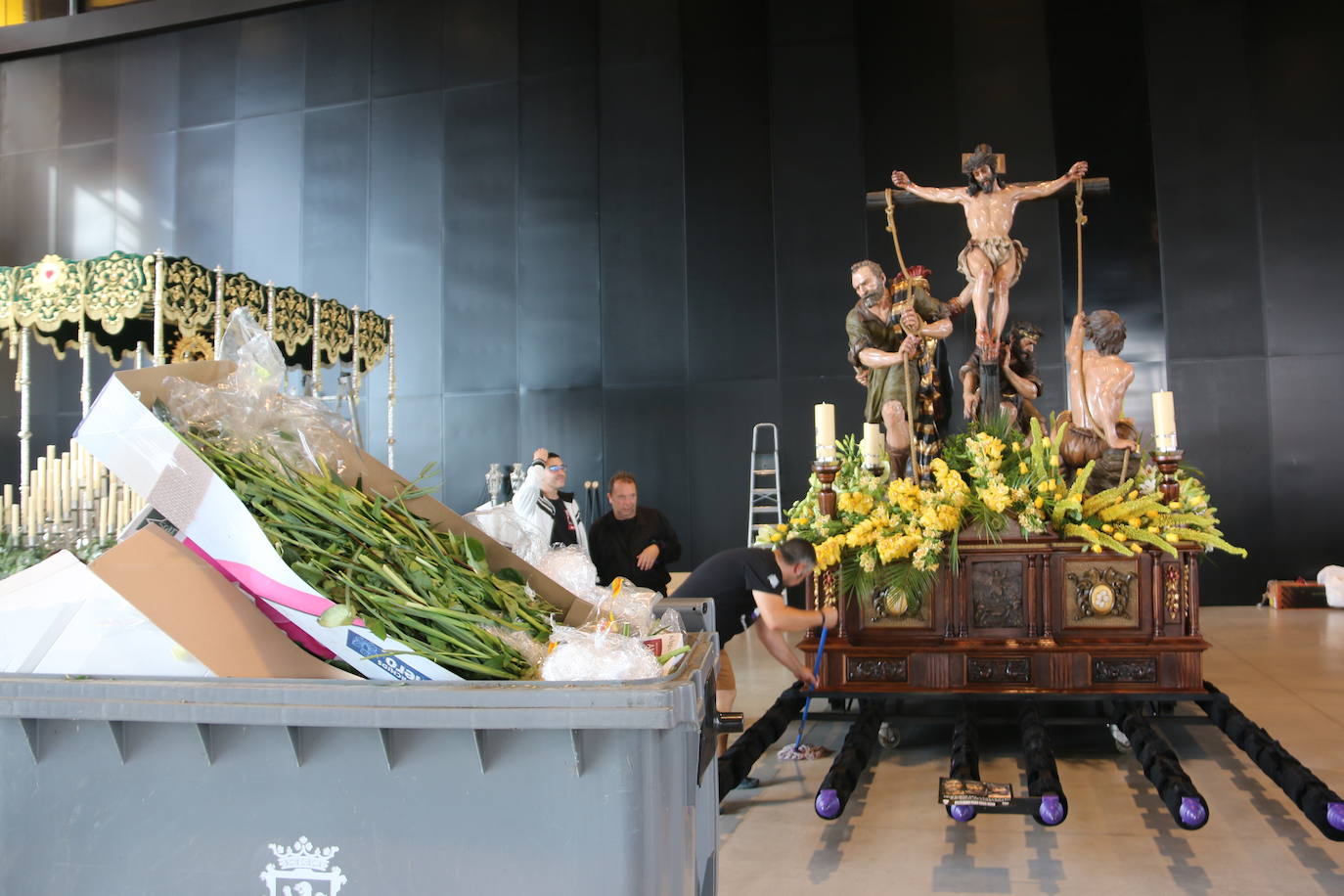 Fotos: Las cofradías preparan sus pasos para la procesión magna