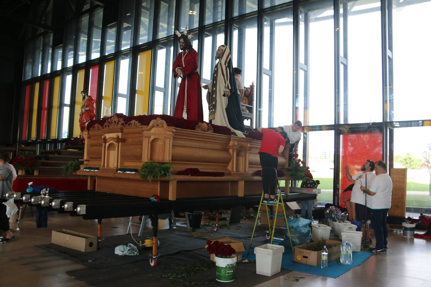 Fotos: Las cofradías preparan sus pasos para la procesión magna