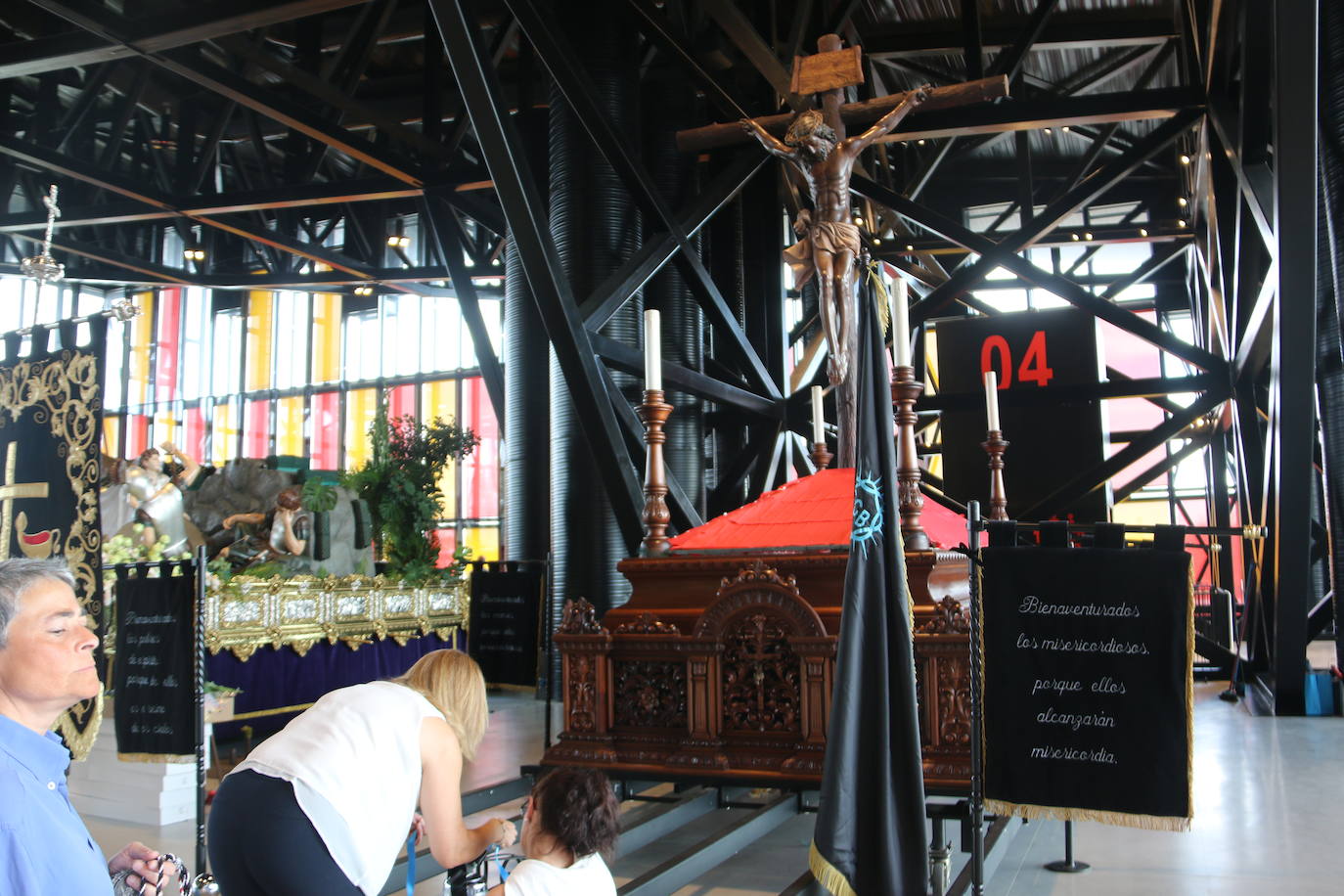 Fotos: Las cofradías preparan sus pasos para la procesión magna