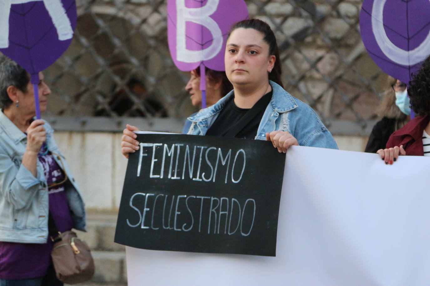 Concentración frente a Botines en León para pedir la abolición de la prostitución y la protección de las víctimas de explotación sexual. 