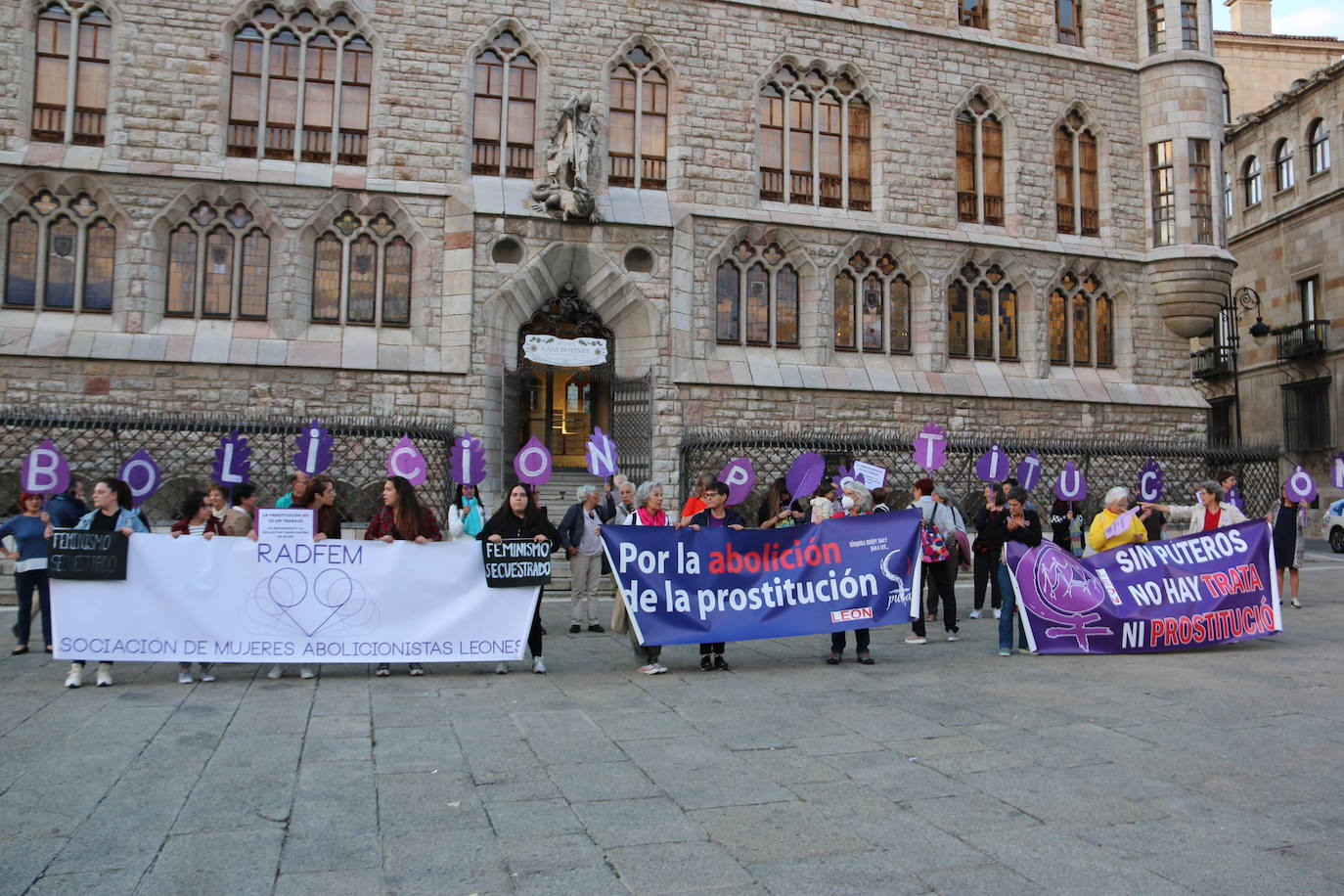 Concentración frente a Botines en León para pedir la abolición de la prostitución y la protección de las víctimas de explotación sexual. 