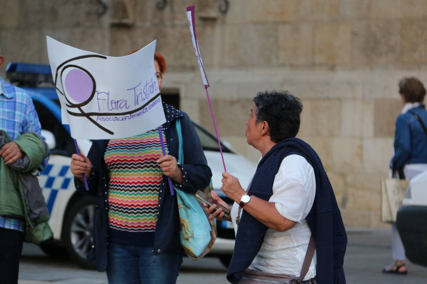 Concentración frente a Botines en León para pedir la abolición de la prostitución y la protección de las víctimas de explotación sexual. 