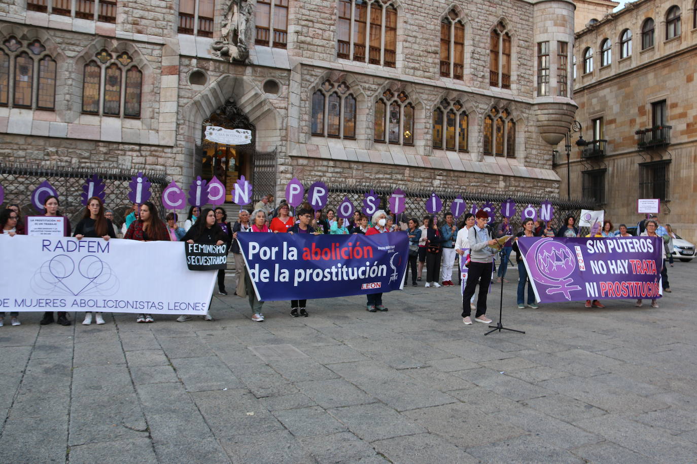 Concentración frente a Botines en León para pedir la abolición de la prostitución y la protección de las víctimas de explotación sexual. 