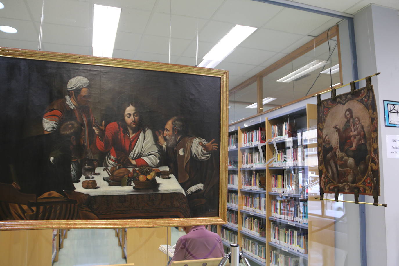 Presentación en la Biblioteca Pública de León de las dos obras restauradas por alumnas de la Escuela de Arte.