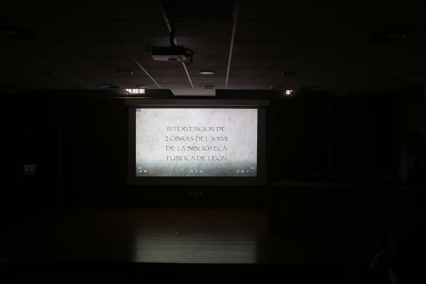 Presentación en la Biblioteca Pública de León de las dos obras restauradas por alumnas de la Escuela de Arte.