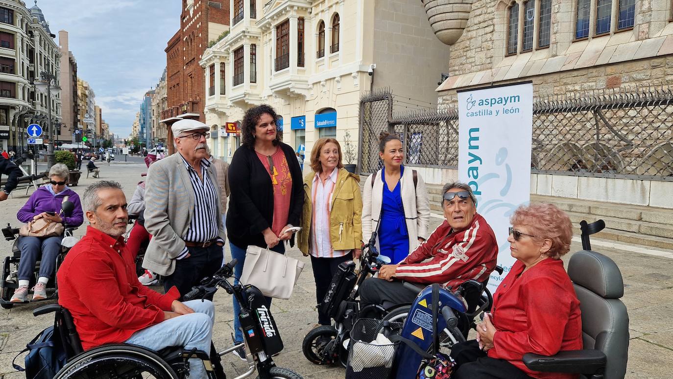 El presidente de ASPAYM CyL, socios y autoridades realizan una visita guiada accesible por el centro de León para reivindicar un turismo más inclusivo.