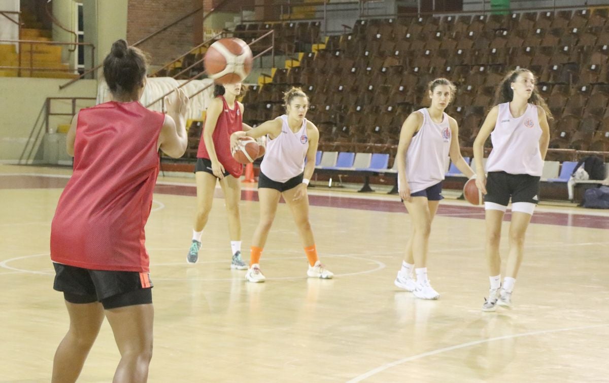 El equipo leonés continúa con su preparación para afrontar su segunda campaña en la tercera categoría del baloncesto nacional