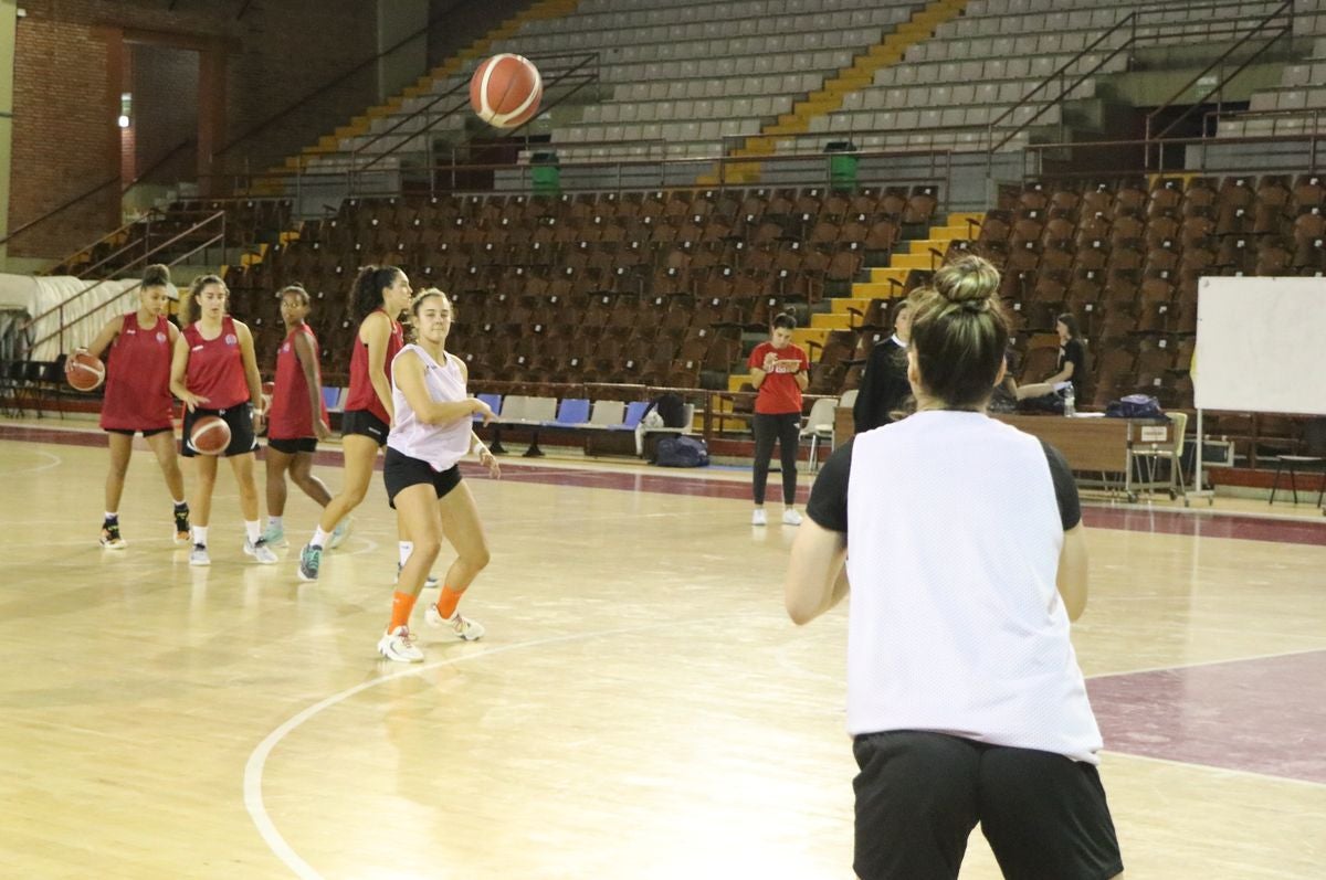 El equipo leonés continúa con su preparación para afrontar su segunda campaña en la tercera categoría del baloncesto nacional