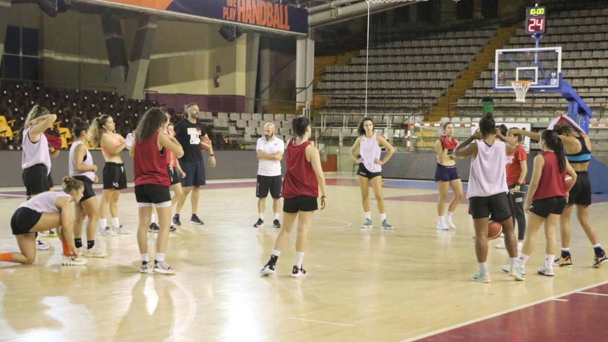 El equipo leonés continúa con su preparación para afrontar su segunda campaña en la tercera categoría del baloncesto nacional