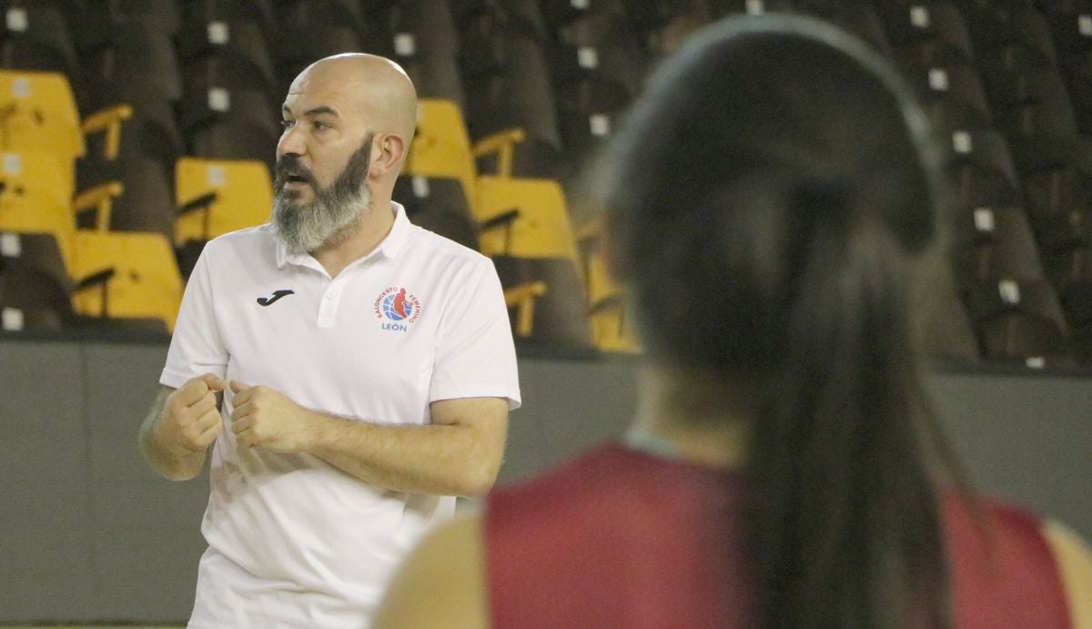 El equipo leonés continúa con su preparación para afrontar su segunda campaña en la tercera categoría del baloncesto nacional