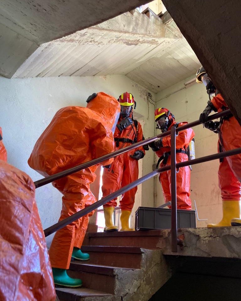 Bomberos de León recibe formación específica sobre accidentes en el transporte de mercancías peligrosas. El curso, que han recibido 18 de los integrantes del SPEIS, ha sido impartido por algunos de los mejores especialistas en la materia venidos desde la Escuela Nacional de Protección Civil, Bomberos de la Comunidad de Madrid y Bomberos de la Diputación de Bizkaia.