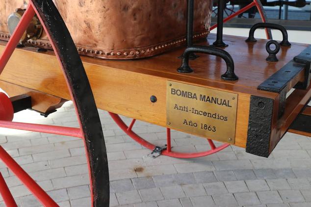 La ampliación de la estación de León se engalana con tres esculturas contemporáneas del inventario de Adif y una bomba de agua de 1863.