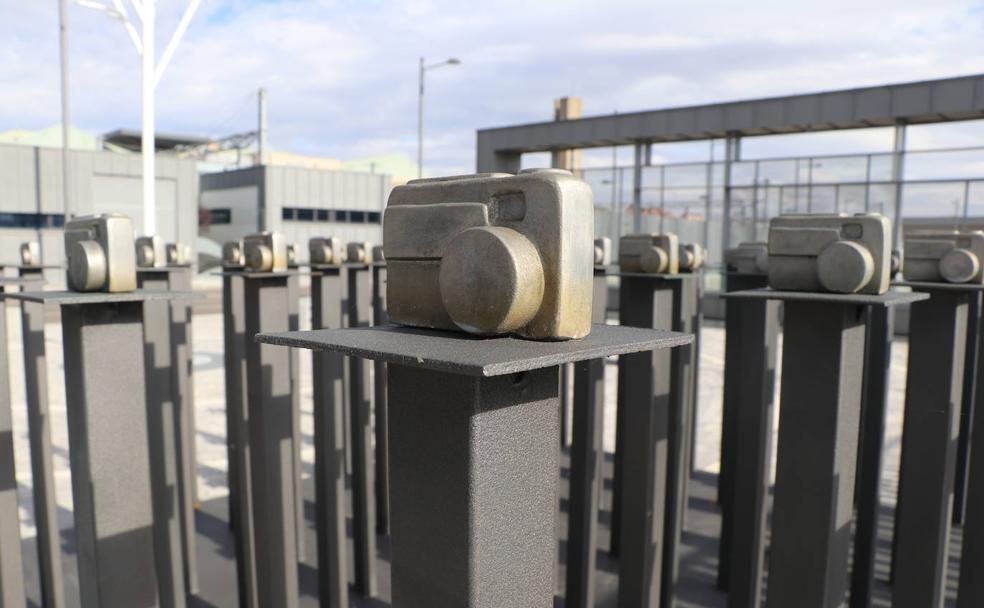 Las nuevas esculturas instaladas en la nueva zona de la estación de tren de León.